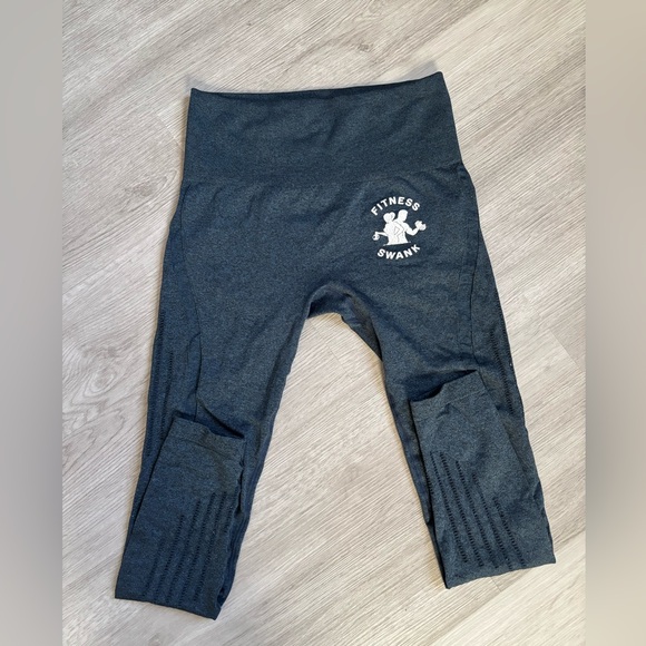 Worn a total of 4 times. Very comfy and stretchy. - Picture 1 of 1